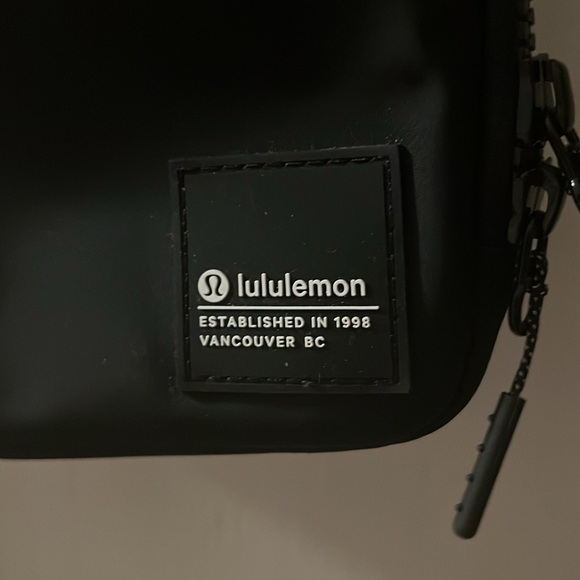 Lululemon Easy Access Crossbody Bag 1.5L black new without tags - Picture 3 of 5